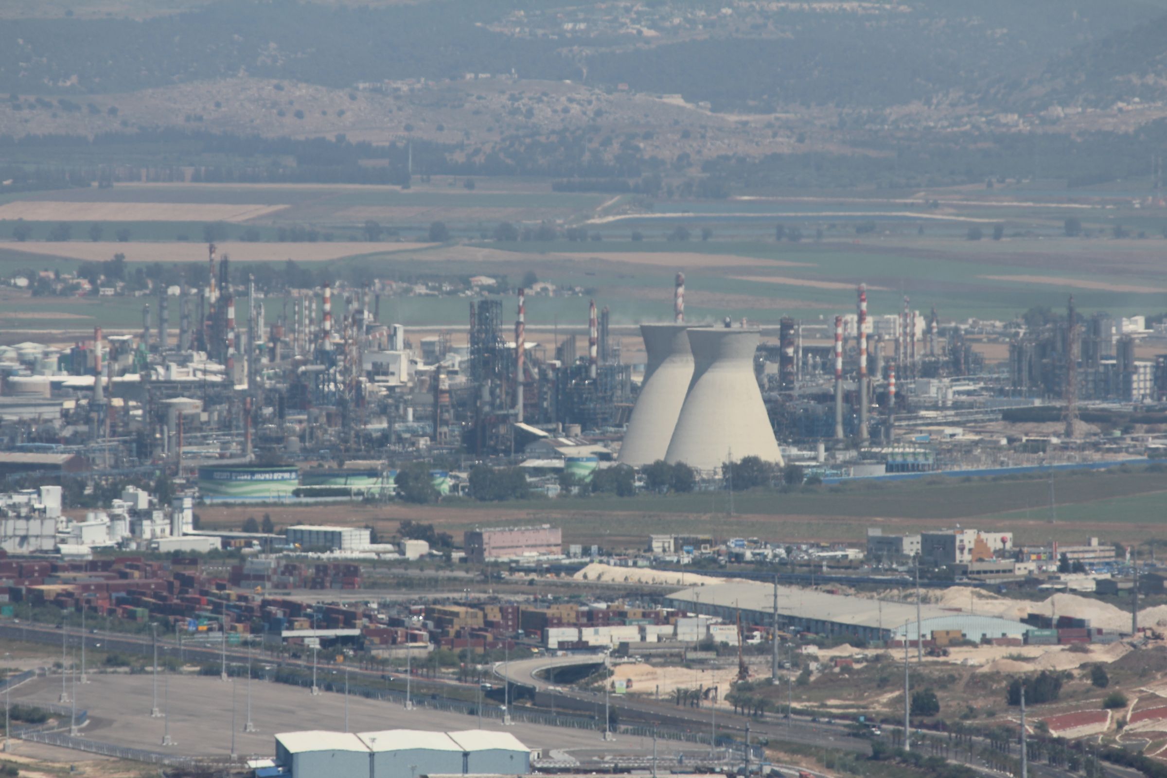 Environment Ministry brings charges against Haifa Oil Refineries for polluting air