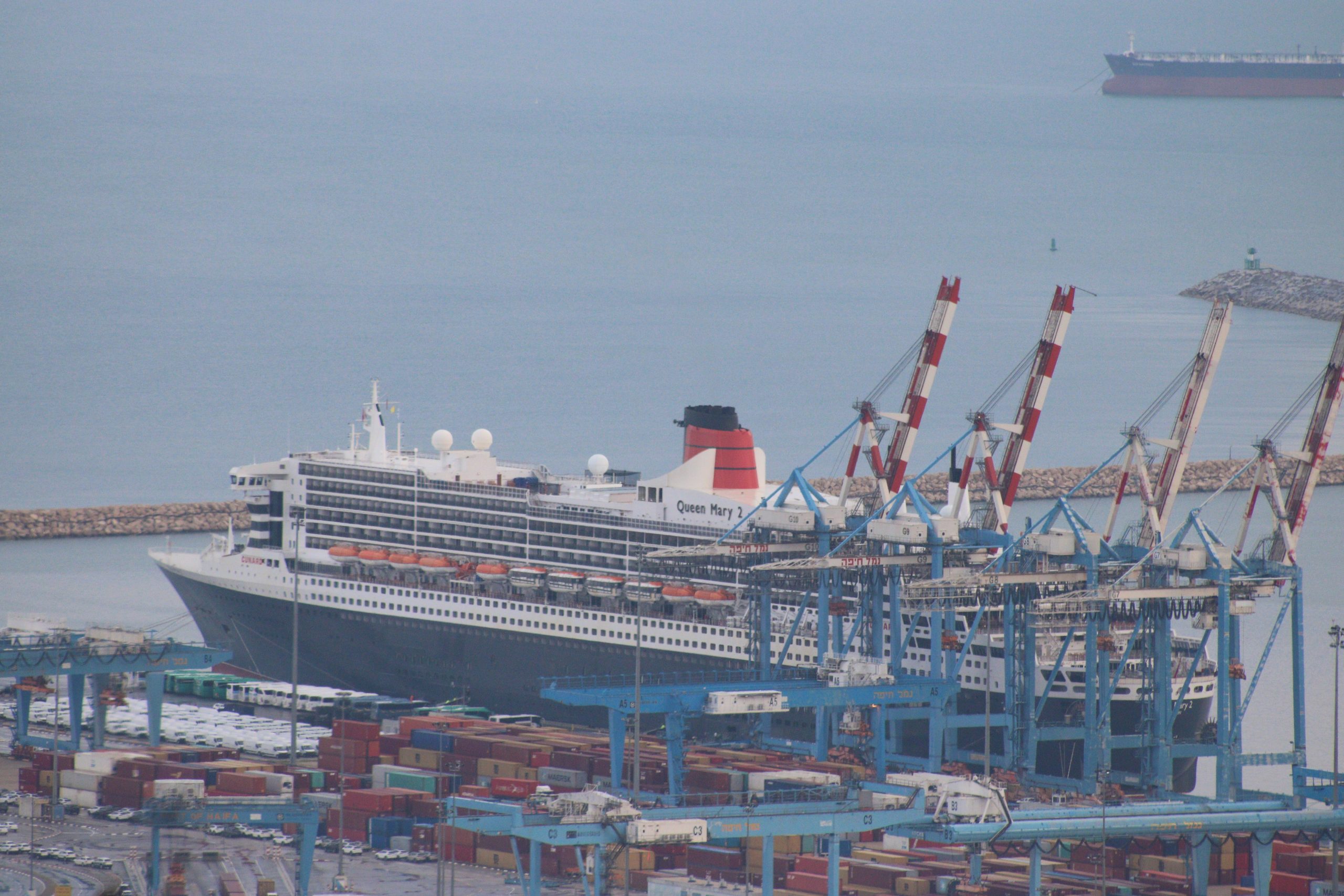 Queen Mary 2, the luxury cruise ship, arrives to Haifa
