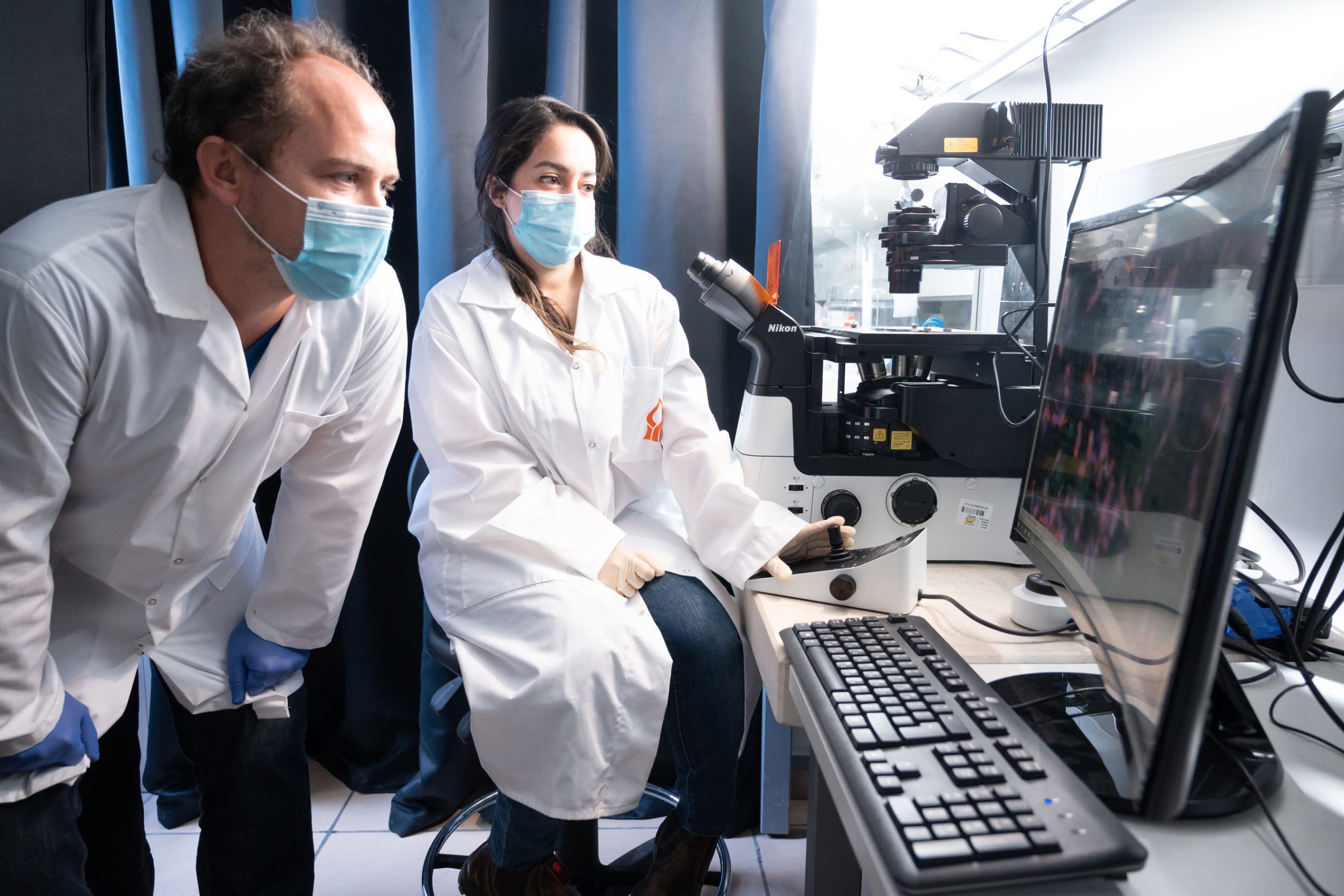 Esti Toledo and Guillaume Le Saux at Dr. Mark Schvartzman's laboratory (Credit: Dani Machlis)