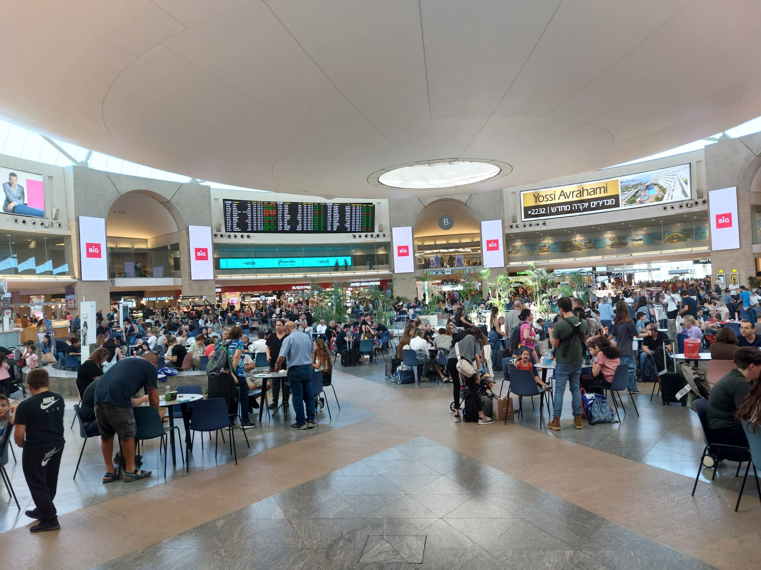 Crowded Terminal 3 duty-free hall at Ben Gurion Airport on September 29, 2023, the start of Sukkot